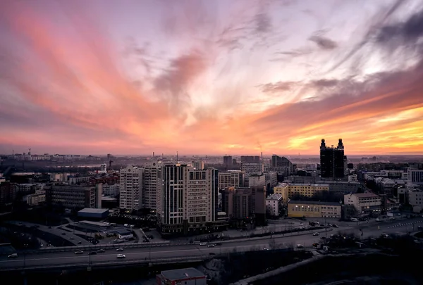 Tiro aéreo da capital siberiana Novosibirsk cidade ao pôr do sol — Fotografia de Stock
