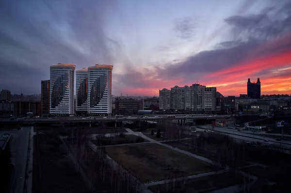 Luchtfoto van de Siberische hoofdstad Novosibirsk bij zonsondergang — Stockfoto