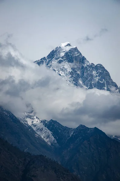 Vacker utsikt över berget nära Lukla från Trek till Everset i Nepal. Himalaya. — Stockfoto