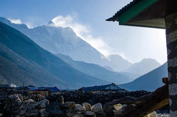 Vista frontal da parede sul da montanha Lhotze, no Nepal. Himalaias. 8516 metros acima do mar. Coberto por nuvens . — Fotografia de Stock