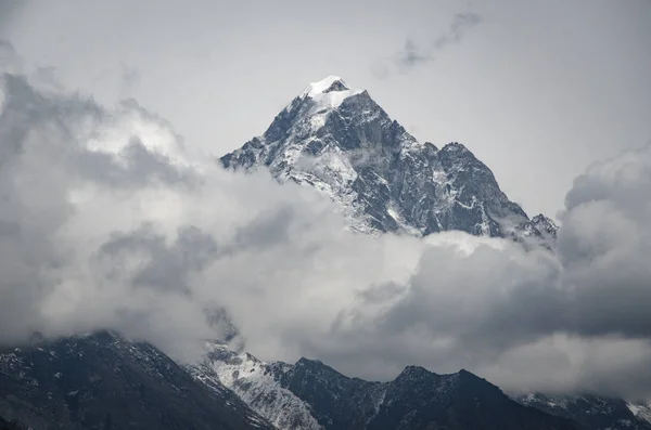 Bela vista da montanha perto de Lukla da caminhada para Everset no Nepal. Himalaias . — Fotografia de Stock