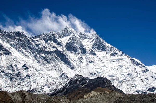 Vista frontal da parede sul da montanha Lhotze, no Nepal. Himalaias. 8516 metros acima do mar. Coberto por nuvens . — Fotografia de Stock