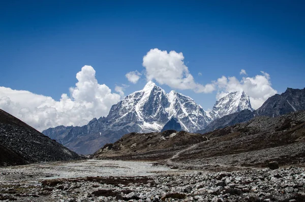 Vista deslumbrante da montanha Lobuche desde a caminhada até o Everest e o pico da ilha. Paisagem do Himalaia em dia brilhante em alta altitude — Fotografia de Stock