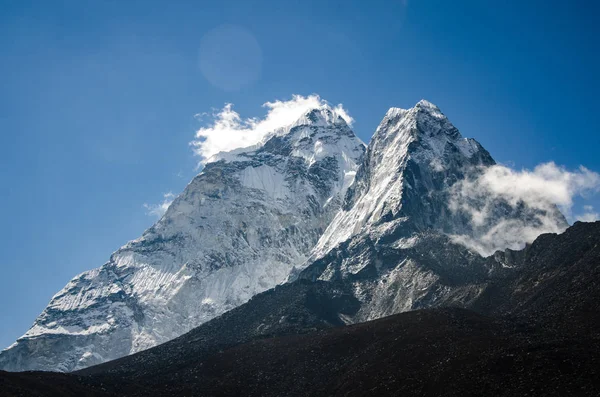 Bela vista de Ama Dablam de caminhada para Everset no Nepal. Himalaias . — Fotografia de Stock