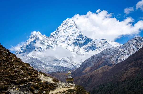 Belle vue sur Ama Dablam du trek à Everset au Népal. Himalaya . — Photo