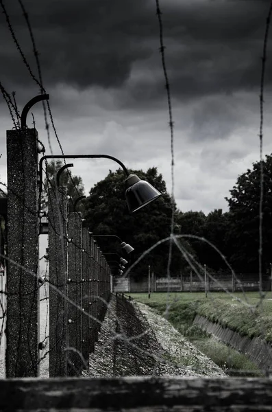 Barbed wire walls of Dachau concentration camp — Stock Photo, Image