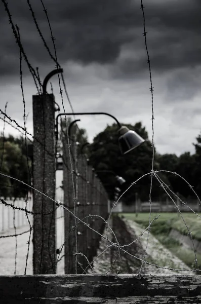 Barbed wire walls of Dachau concentration camp — Stock Photo, Image