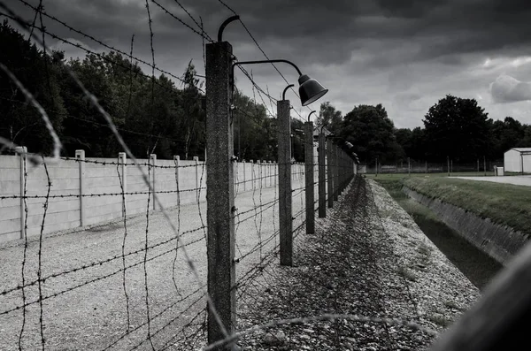 Barbed wire walls of Dachau concentration camp — Stock Photo, Image