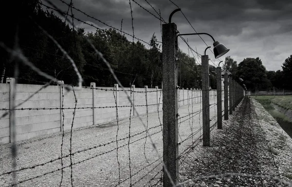 Ostné drátěné stěny koncentračního tábora Dachau — Stock fotografie