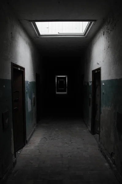 ダッハウナチス強制収容所回廊 黒と白 — ストック写真
