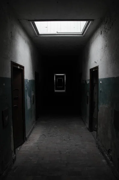 Dachau Nazi Toplama Kampı koridoru siyah beyaz