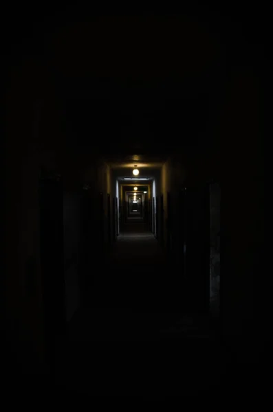 Dachau Nazi Toplama Kampı koridoru siyah beyaz