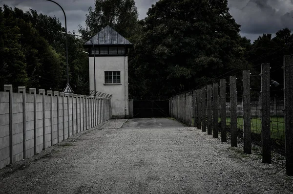 DACHAU, ГЕРМАНИЯ Дахау Нацистский концентрационный лагерь сторожевая башня Стоковая Картинка