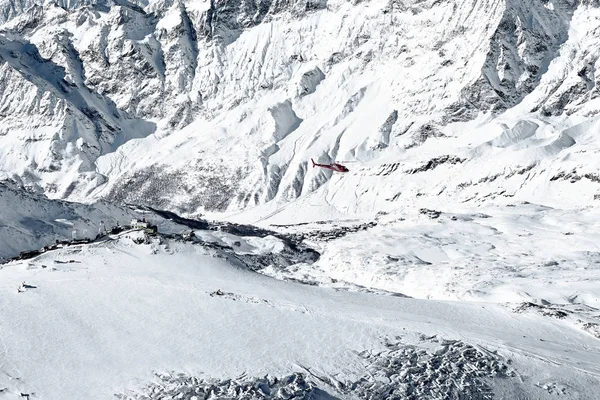 Аэросъемка вертолета красной спасательной службы в горах — стоковое фото