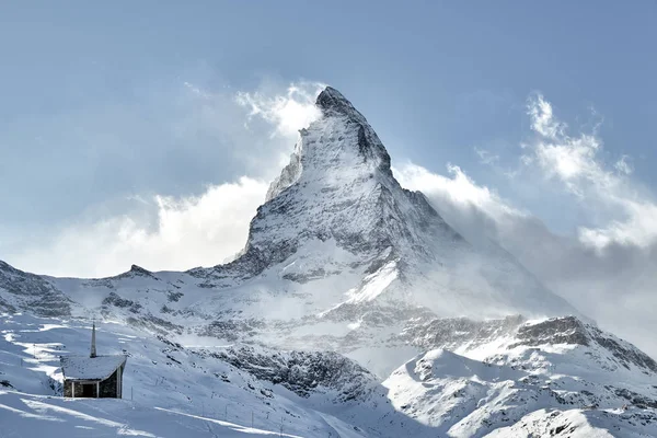Wspaniały widok na Matterhorn pokryte chmurami. Wschodnia twarz z Zermatt — Zdjęcie stockowe