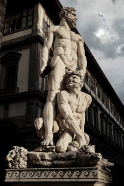 Madde. Herkül'ün heykeli. Herkül ateş püskürten canavar Cacus'u öldürür. Baccio Bandinelli. Signoria Meydanı'ndaki antik heykeller. Loggia dei Lanzi. Florence, İtalya
