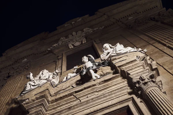 Standbeeld van vrouwen en kind engel in Florence. Italië — Stockfoto