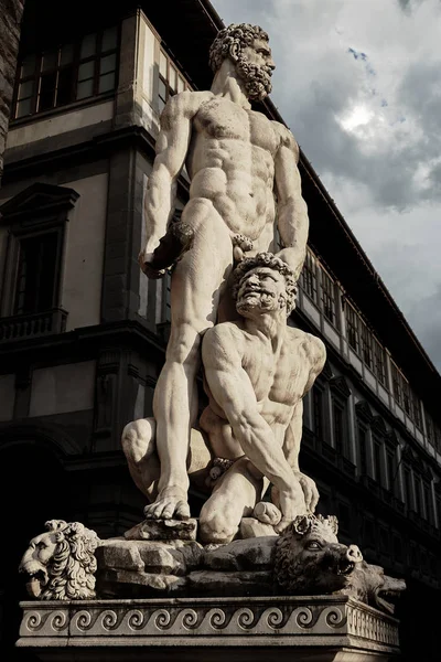 Άρθρο. Άγαλμα του Ηρακλή. Ο Ηρακλής σκοτώνει το τέρας που αναπνέει φωτιά τον κακους. Ο μπάτσιο Μπαιντέλι. Αρχαία γλυπτά στην πλατεία Σινιορία. Χαγιάτι Ντέι Λάνζι. Φλωρεντία, Ιταλία — Φωτογραφία Αρχείου