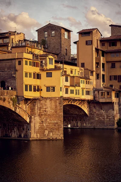 Floransa Arno Nehri Altın Ponte Vecchio Köprüsü görünümü