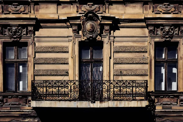 Building facade of old historic house with classic antique arch window and cozy balcony — Stock Photo, Image