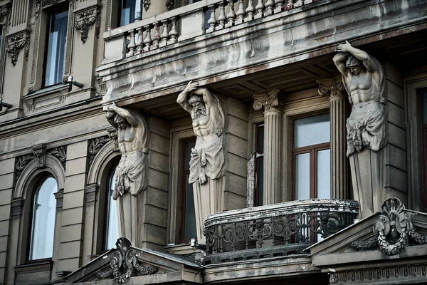 Güçlü Atlants Saint-Petersburg tarihi binanın cephesinde balkon destek