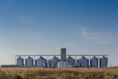 Mavi gökyüzüne karşı Asansör