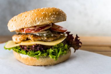 Çift katlı hamburger ahşap masa gri arka plan üzerinde