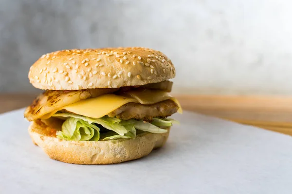 ahşap masa gri arka plan üzerinde Tay burger