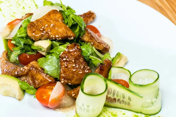 salata taze salatalık ve domates kızarmış et ahşap bir masa üzerinde