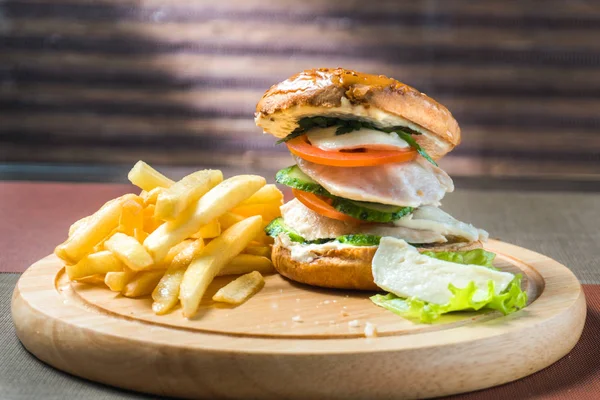 patates kızartması ve tavuk göğsü hamburger