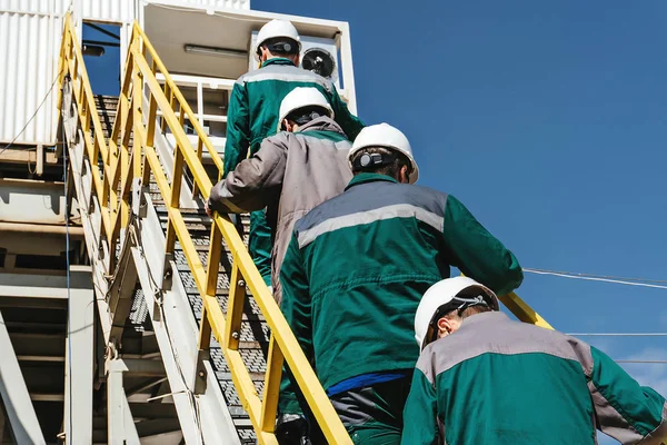 işçiler petrol sondaj platformu için git