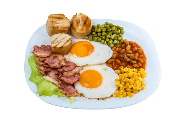 Сніданок смажений яєчний горох, кукурудзяні зерна, квасоля та смажений бекон на білій тарілці ізольовані — стокове фото