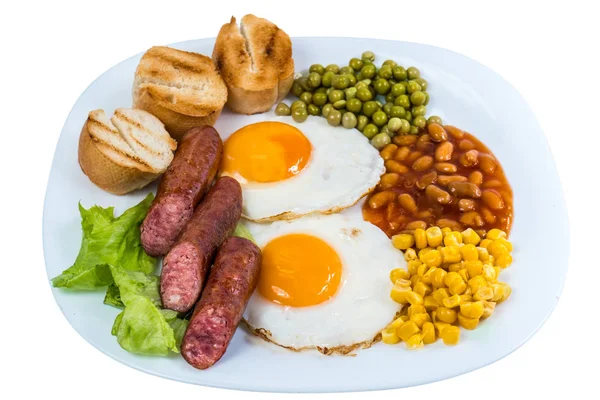 Desayuno frito guisantes de huevo, granos de maíz, frijoles y salchichas fritas en un plato blanco aislado — Foto de Stock