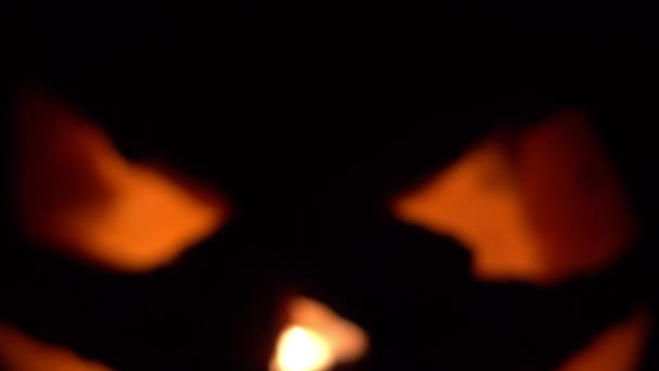 Calabaza de Halloween vuela sobre un fondo negro — Vídeos de Stock