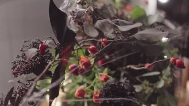 örümcek ağı ve kağıt yarasalar ile ağaç, akşam halloween sokak, karanlık anahtar