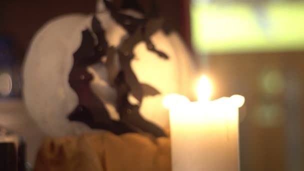 Płonąca Świeca Tle Dyni Papierowym Nietoperzami Wieczór Uliczny — Wideo stockowe