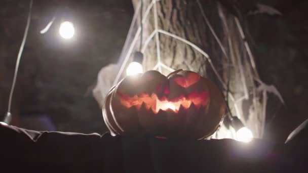 Kukui Pumpa Headed Bakgrund Glödlampor Evening Street För Halloween — Stockvideo