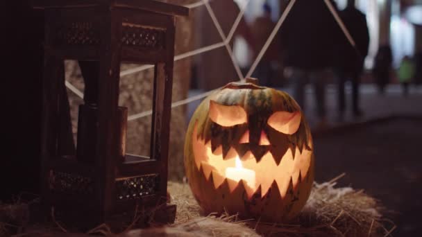 Pumpkin Headed Lantern Background People Passing Evening Street Halloween — Stock Video