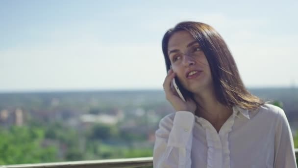 Dia Ensolarado Bela Mulher Negócios Morena Falando Telefone Contra Horizonte — Vídeo de Stock