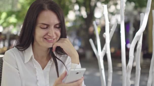 Sonniger Tag Schöne Brünette Geschäftsfrau Mit Telefon Auf Dem Sommerspielplatz — Stockvideo