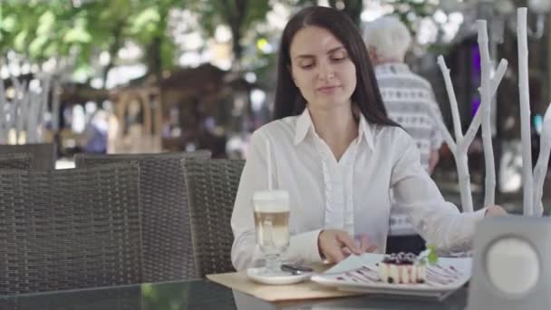 Día Soleado Hermosa Dama Negocios Morena Restaurante Disfrutando Postre Mokachino — Vídeo de stock