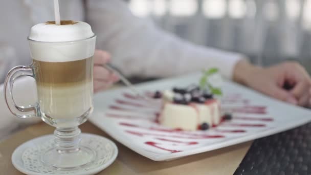 Sonniger Tag Schöne Brünette Geschäftsfrau Einem Restaurant Genießen Ein Dessert — Stockvideo