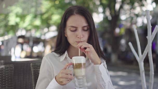 Solig Dag Vacker Brunett Business Lady Med Telefon Restaurang Sommar — Stockvideo