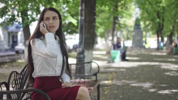 Slunečný Den Krásná Brunetka Která Mluvila Telefonu Parku Pozadí Zelených — Stock video