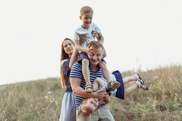 Sonbahar veya sonbahar parkı ile çalışan aile