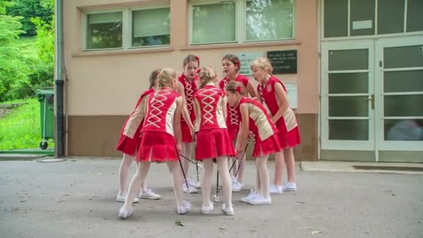 Majorettes Hakkında Performans Başlamak Çok Heyecanlı Görünüyorsun Kırmızı Kostümler Giyiyorlar — Stok video