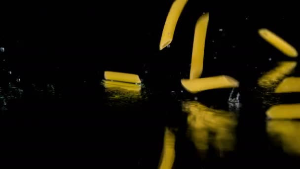 Просто Приготовленные Макароны Аккуратно Падают Влажный Отражающий Фон Брызгают Повсюду — стоковое видео