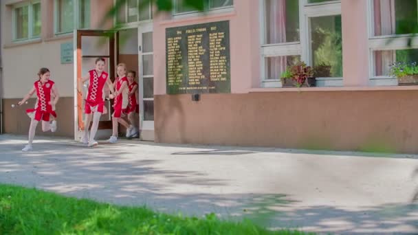 Счастливые Мажоретки Выбегают Школы Держат Руках Дубинки Мажоретки — стоковое видео
