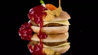 Hamburger tohumile kaplı ve domuz burger ve keçi peyniri ketçap ve hardal ile dökülür dolu. Topuzun üstünde kırmızı biber.
