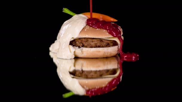 種子と赤唐辛子で覆われた上品なハンバーガーで チキンバーガーと羊のチーズにケチャップとホワイトソースを注ぎました — ストック動画